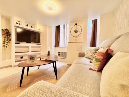 un salon avec un canapé et une table dans l'établissement * Duplex Roassal * Modern *Clim * WiFi *Liberation, à Nice