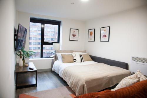 - une chambre avec un lit et une fenêtre dans l'établissement Versatile Retreat-Mid/Long Stay%, à Liverpool