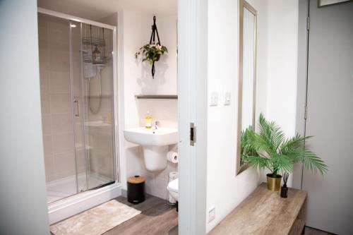 La salle de bains est pourvue d'un lavabo, d'une douche et de toilettes. dans l'établissement Versatile Retreat-Mid/Long Stay%, à Liverpool