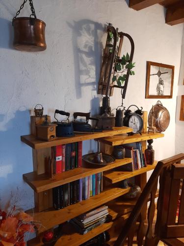 een houten plank met boeken en andere voorwerpen erop bij La Stazion in Paderno