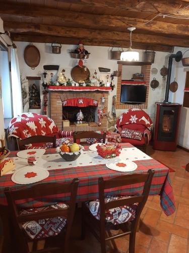 een woonkamer met een tafel en een open haard bij La Stazion in Paderno