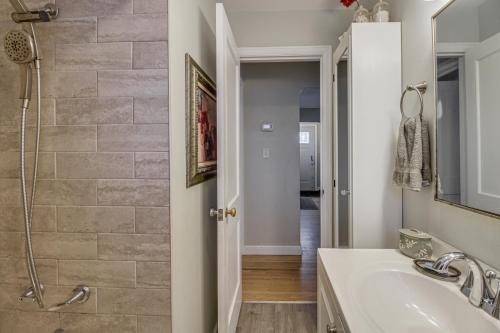 uma casa de banho com um chuveiro e um lavatório. em Welcoming Duluth Home about 2 Mi to Brighton Beach! em Duluth