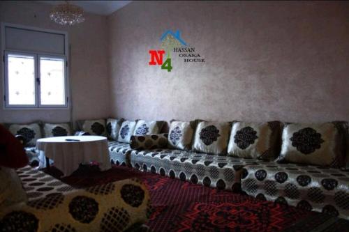 - un salon avec des canapés et une table dans le coin dans l'établissement ياقوت, à Erfoud