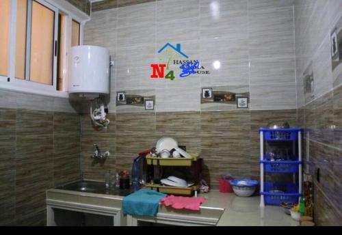 - une cuisine avec un évier et un comptoir dans l'établissement ياقوت, à Erfoud