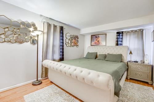 1 dormitorio con 1 cama blanca y 1 lámpara en Family-Friendly Bloomfield Hills Home with Patio! en Bloomfield Hills