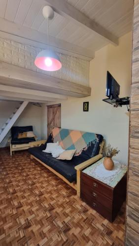 una camera con un letto e un divano. di La Serena a Mar de Ajó