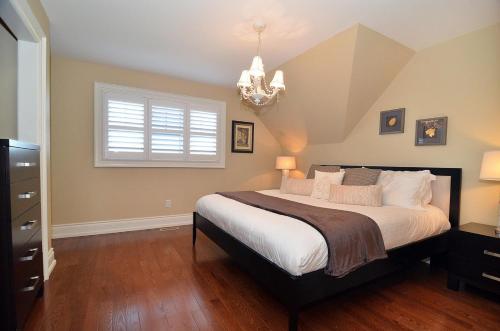 a bedroom with a large bed and a window at Beautiful ski chalet in the blue mountains with gas fireplace and community pool in Collingwood