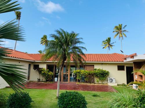 una casa con palmeras en el patio en Casa MB 2 Los Cabos, en Cabrera