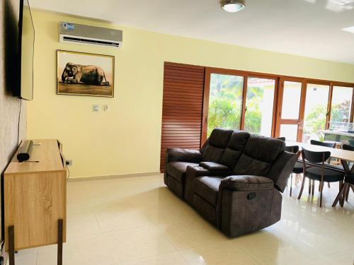 ein Wohnzimmer mit einem Sofa und einem Tisch in der Unterkunft Casa MB 2 Los Cabos in Cabrera