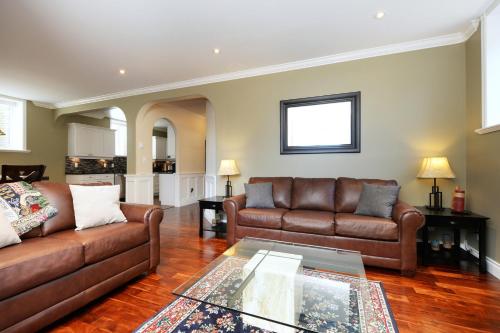 Ruang duduk di Upscale Character Home with Luxurious Amenities