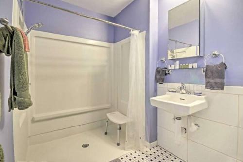 y baño blanco con lavabo y ducha. en Chase Apartments Light St Convention Center FREE PARKING, en Baltimore