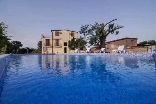 una piscina frente a una casa en Kisi Garden Hotel, en Telavi