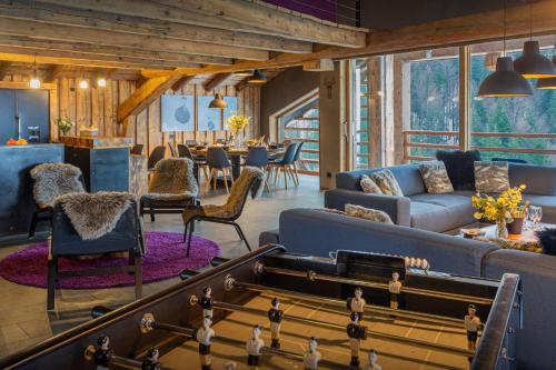 un salon avec un canapé et une table dans l'établissement Chalet Melussac - OVO Network, au Grand-Bornand