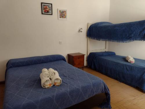 sypialnia z dwoma łóżkami z butami na łóżku w obiekcie Che Neco w mieście Necochea