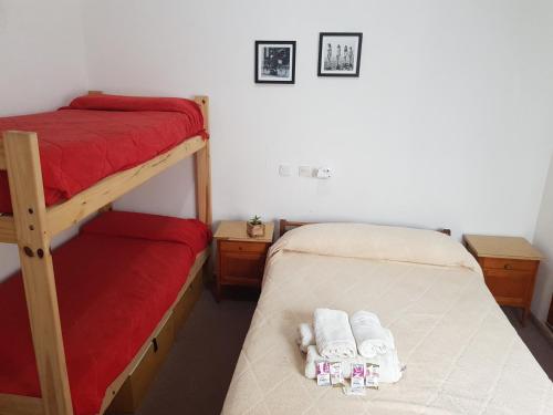 ein Schlafzimmer mit zwei Etagenbetten, auf denen Handtücher liegen in der Unterkunft Che Neco in Necochea