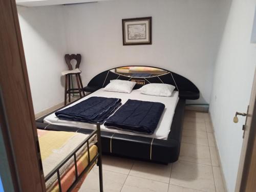 1 Schlafzimmer mit 2 Etagenbetten in einem Zimmer in der Unterkunft Apartman SM IK in Tomislavgrad