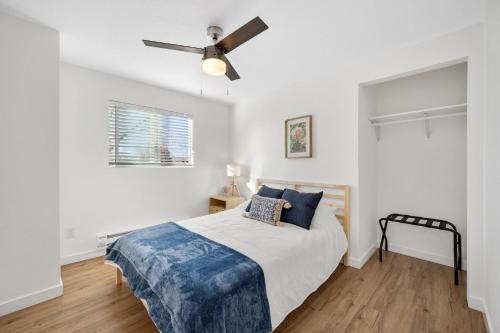 1 dormitorio con 1 cama y ventilador de techo en Beautiful Work Stay Retreat in Pueblo Near Downtown, en Pueblo