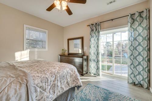 um quarto com uma cama e uma janela em Mooresville Vacation Rental - Walk to Lake Norman! em Mooresville