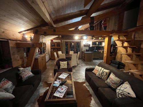 Χώρος καθιστικού στο CHALET TOUDBIOLE haut de chalet