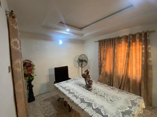 uma sala de jantar com uma mesa e uma cadeira em Enugu Apartments em Enugu