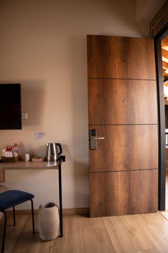 a large wooden door in a room with a table at Casa Rose Hotel in Carmen de Viboral