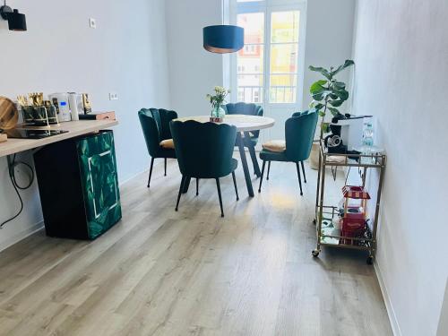 Кухня или мини-кухня в FILMAP-Apartments-Zentrale Lage-Boxspringbett-Beamer-Popcorn-gratis Parkplatz
