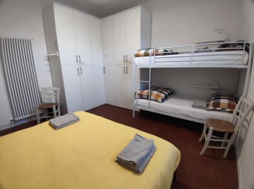 um quarto com 2 beliches e uma cama amarela em BBConegliano Bixio em Conegliano