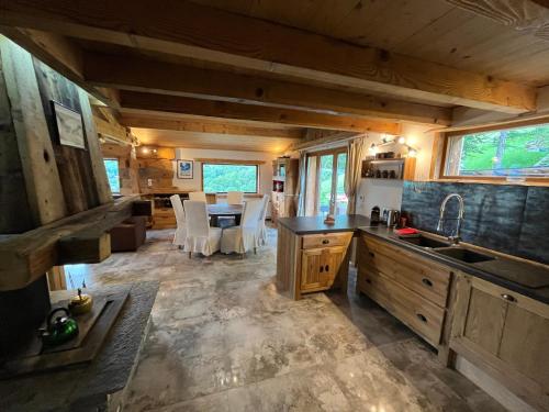 eine Küche und ein Esszimmer eines winzigen Hauses in der Unterkunft CHALET TOUDBIOLE haut de chalet in Les Houches