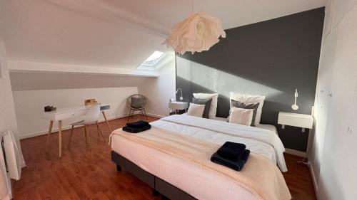 Un pat sau paturi într-o cameră la Studio avec vue mer à Pontaillac
