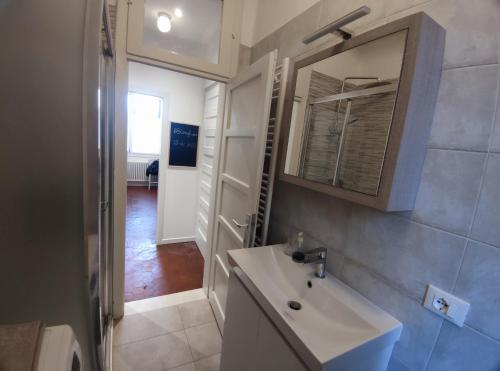 a bathroom with a sink and a mirror at BBConegliano Bixio in Conegliano