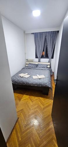- une chambre avec un lit au milieu d'une pièce dans l'établissement Apartman Tas, à Belgrade