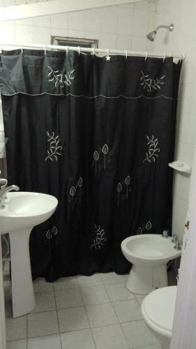 baño con cortina de ducha negra y lavamanos en VILLA LIDIA PLANTA ALTA en Mar del Plata