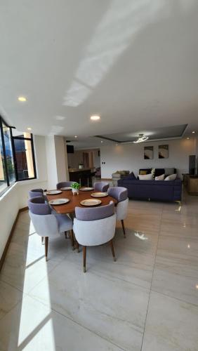 a room with a table and chairs and a couch at La Terraza suite de lujo 302 in Cuenca