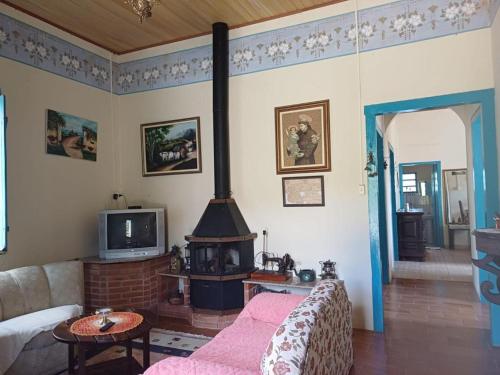 - un salon avec un canapé et une cheminée dans l'établissement Sítio Santo Antônio, à Socorro