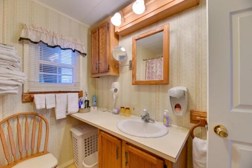 的住宿－Quaint Lakemont Retreat Near Seneca Lake!，一间带水槽和卫生间的浴室