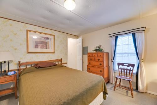 的住宿－Quaint Lakemont Retreat Near Seneca Lake!，卧室配有床、椅子和窗户。