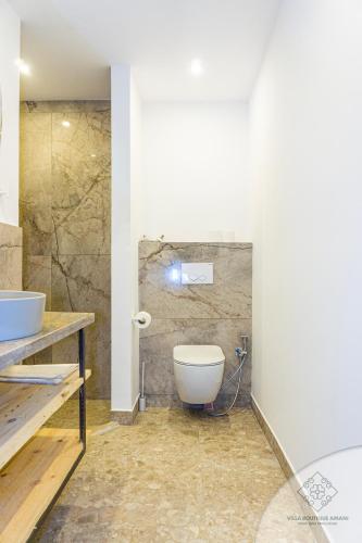 a bathroom with a toilet and a sink at Villa Boutique Amani in Marrakech