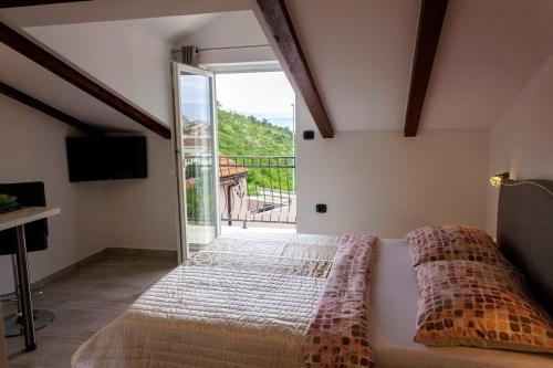 Un dormitorio con una cama y una puerta corrediza de vidrio. en Apartments Prpić 1,Senj, en Senj