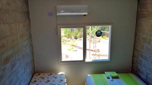 um pequeno quarto com uma janela e uma cama em Monoambientes Chamical em Chamical