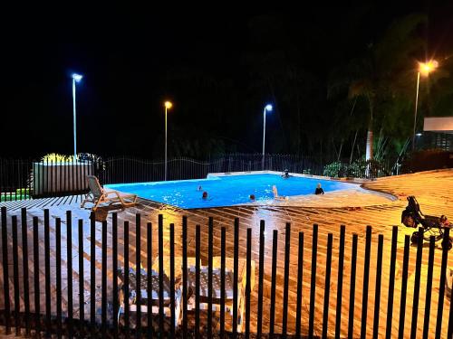 una piscina por la noche con gente en ella en Apartamento en Pereira, en Pereira
