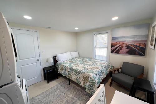 ein kleines Schlafzimmer mit einem Bett und einem Stuhl in der Unterkunft The Hideaway in Beaufort