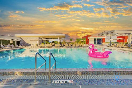 uma piscina com uma jangada rosa na água em Costa Hollywood Design em Hollywood