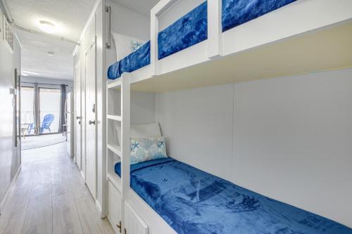 1 dormitorio con 2 literas y pasillo en Corpus Christi Condo Pool and Access to North Beach en Corpus Christi