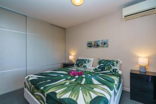 Ein Bett oder Betten in einem Zimmer der Unterkunft Tropical Studio wPool in Faaa