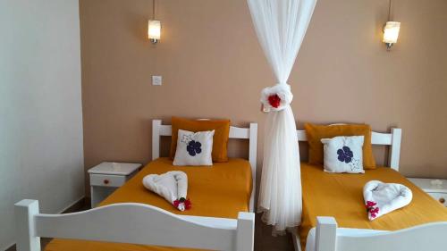 Dos camas en una habitación con toallas. en 3 bedrooms villa with shared pool furnished terrace and wifi at Pointe aux Piments en Pointe aux Piments