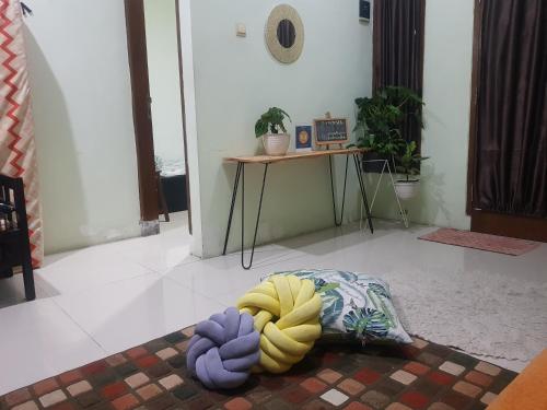 una habitación con algunos objetos coloridos en el suelo en Hansel Homestay, en Batu