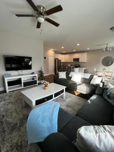uma sala de estar com um sofá e uma televisão em Charming Urban Oasis em Hickory