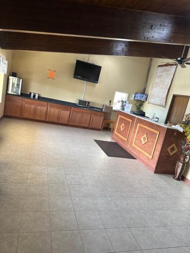 a waiting room with a tv on the wall at Executive Inn in Zanesville