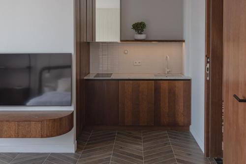 une cuisine avec un évier et un comptoir dans l'établissement Sleek and New Studio, Monaco, à Beausoleil