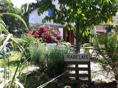 a garden with a sign that says raazisks at Les chaumières du Chêne in Pouillé